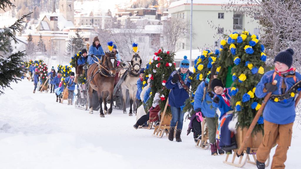 Zu bewundern gibt es mehrere mit Tannenchries und Papierrosen geschmückte «Rennbänna» welches von einem älteren «Kind» - dem Ross - gezogen wird. (Bild: davos.ch)