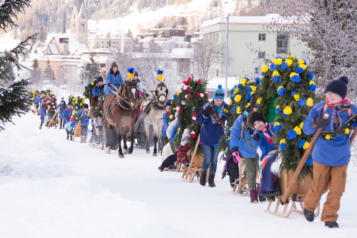 Zu bewundern gibt es mehrere mit Tannenchries und Papierrosen geschmückte «Rennbänna» welches von einem älteren «Kind» - dem Ross - gezogen wird. (Bild: davos.ch)