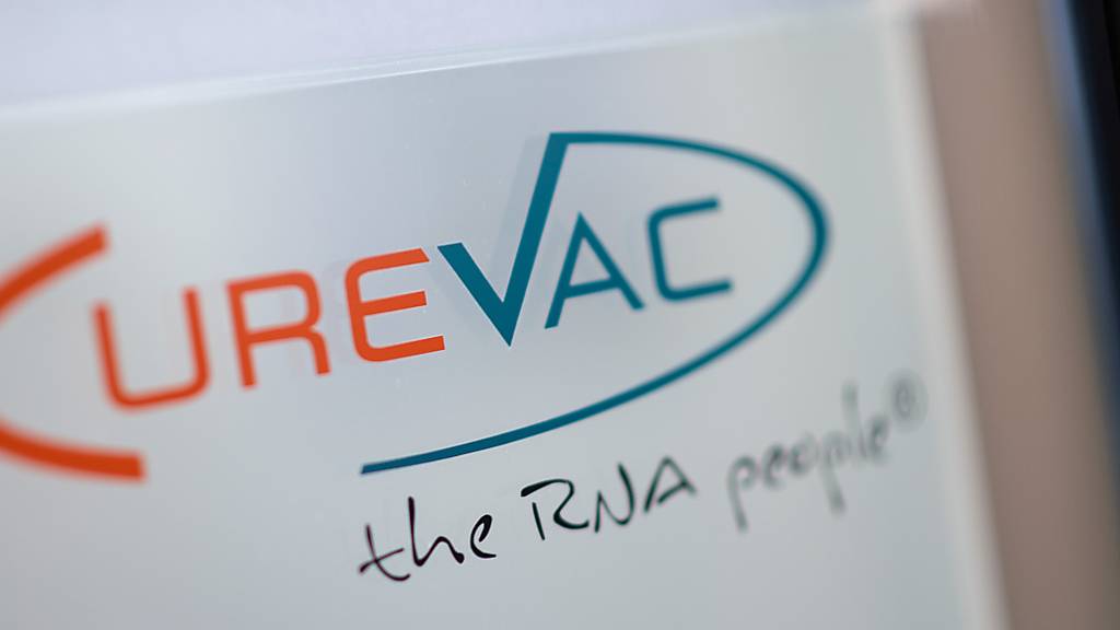 Das Logo des biopharmazeutischen Unternehmens CureVac steht mit dem Slogan «the RNA people» am Eingang des Unternehmens in Tübingen. Foto: Sebastian Gollnow/dpa