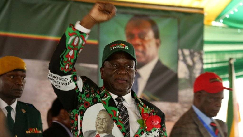 Simbabwes neuer Präsident Emmerson Mnangagwas hat in einer Rede vor dem ausserordentlichen Kongress seiner Partei mit der Ära Mugabe abgeschlossen.  Seine brutalen Methoden als langjähriger Minister unter Mugabe hatten ihm den Spitznamen «Krokodil» eingebracht.  (EPA/AARON UFUMELI)