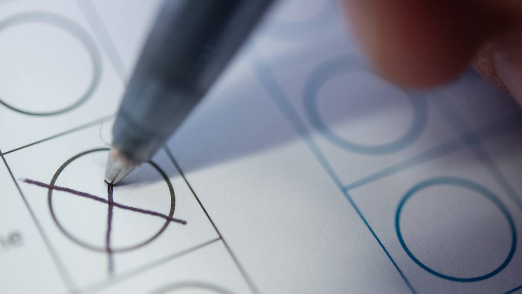 ARCHIV - Eine Frau macht ein Kreuz auf einem Wahlzettel. Foto: Sebastian Gollnow/dpa