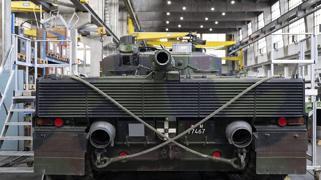Armasuisse und Rheinmetall besiegeln Verkauf: Ein Panzer vom Typ Leopard 2  in einer Wartungshalle in Thun. (Archivbild)