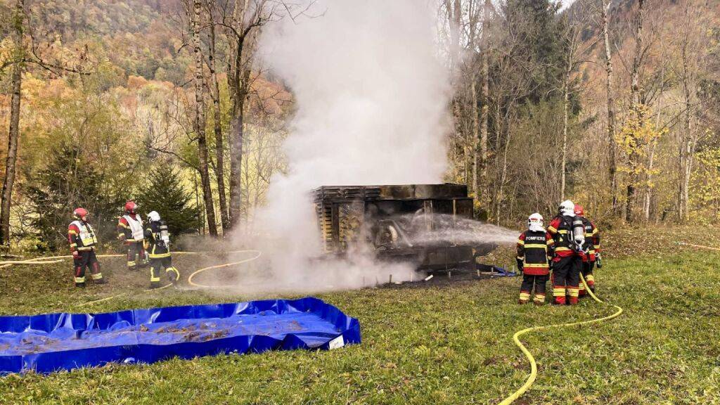 Das Risiko für eine Verschmutzung des Grundwassers durch den Brand eines Baukompressors in Charmey FR konnte eingedämmt werden.