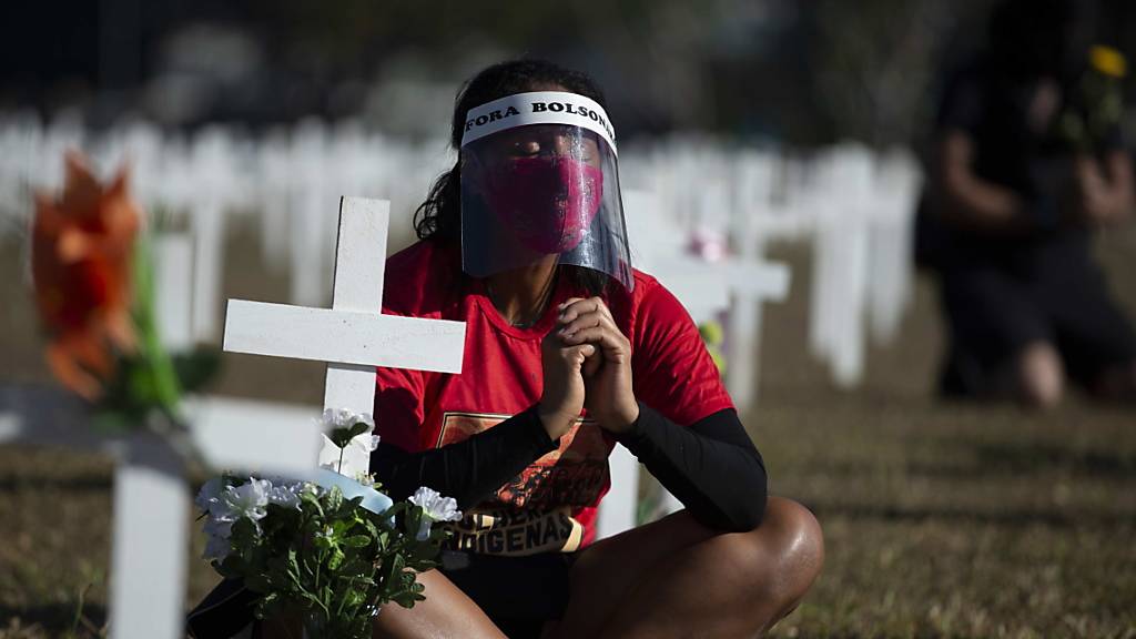 Mit einer Installation aus Kreuzen wird in Brasilien der Opfer gedacht.