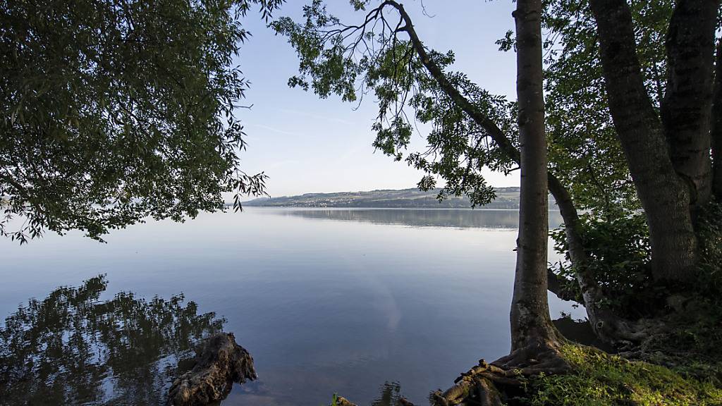 Luzerner Kantonsräte fordern einen erleichterten Fluss- und Seeuferzugang. Auf dem Bild zu sehen, die Rossbadi Neuenkirch am Sempachersee LU, welche für die Bevölkerung öffentlich zugänglich ist. (Archivbild)