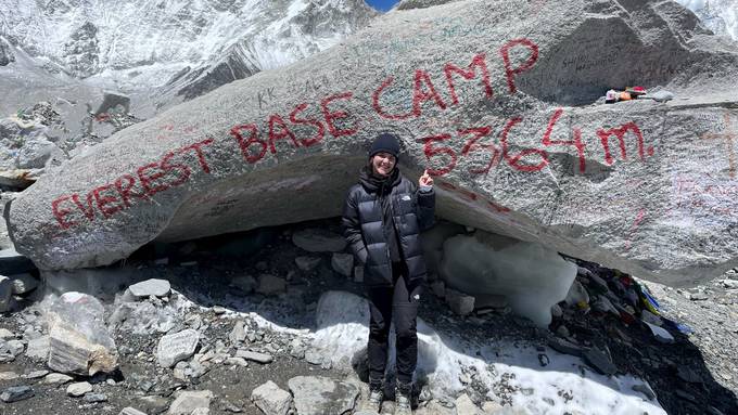 Zum Jubiläum: 23-jährige Aargauerin am Fusse des Mount Everest