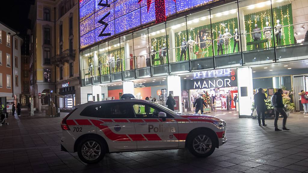 Ende November 2020 kam es im Manor Lugano zu einer Messerstecherei. Die Täterin der Messerattacke ist nun in zweiter Instanz zu einer längeren Freiheitsstrafe verurteilt worden.