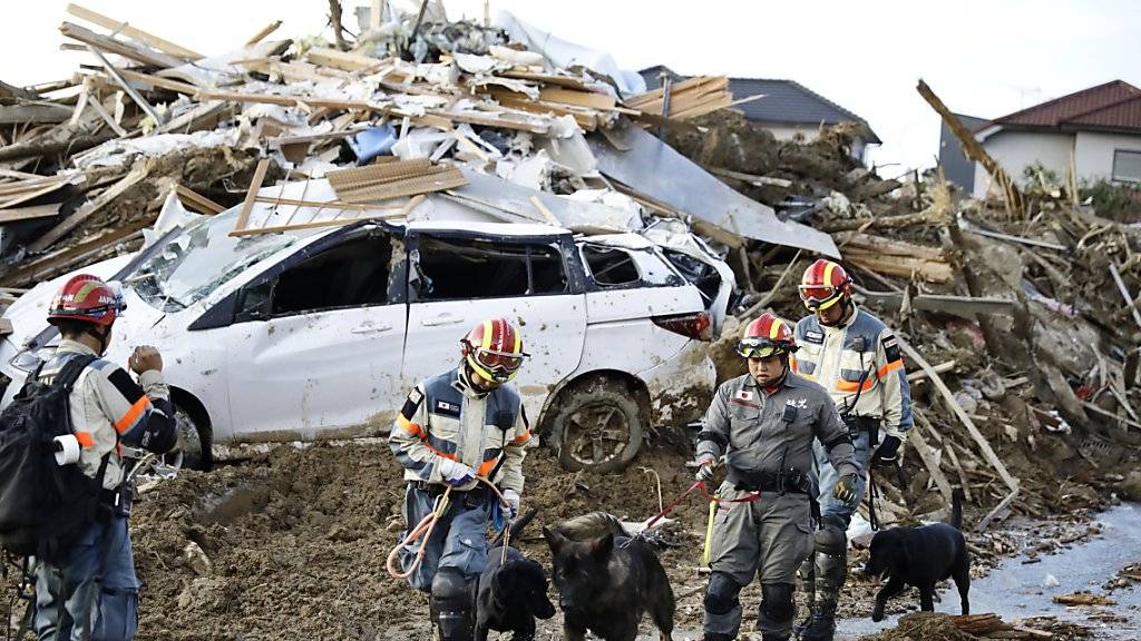 Rettungskräfte im Südwesten Japans bergen nach heftigen Regenfällen und Schlammlawinen immer mehr Leichen.