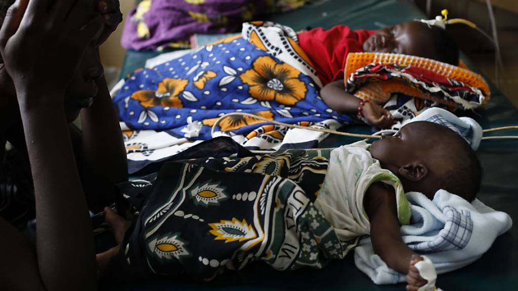 An Malaria erkrankte Kleinkinder in einem Spital in Kenia. Die WHO empfiehlt nun erstmals eine Schutzimpfung für Kinder gegen die Krankheit. (Archivbild)