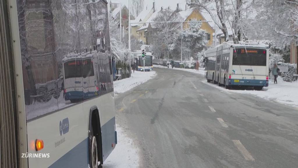Wegen Schnee: Busse in Zürich stehen still