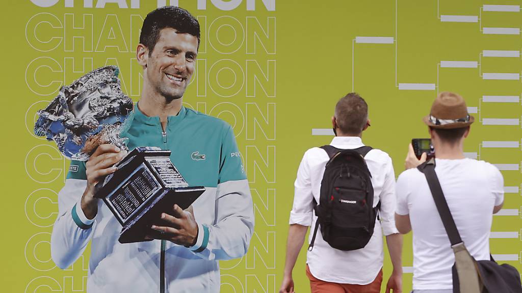 Novak Djokovic und Craig Tiley als Turnierdirektor des Australian Open hoffen, dass der Serbe 2023 auch während des Turniers wieder physisch präsent sein wird - und nicht nur auf Plakaten
