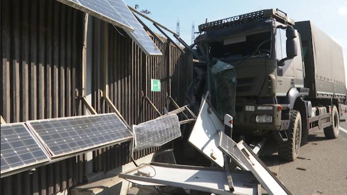 Militärlastwagen kracht in Leitplanke und beschädigt Photovoltaikanlage