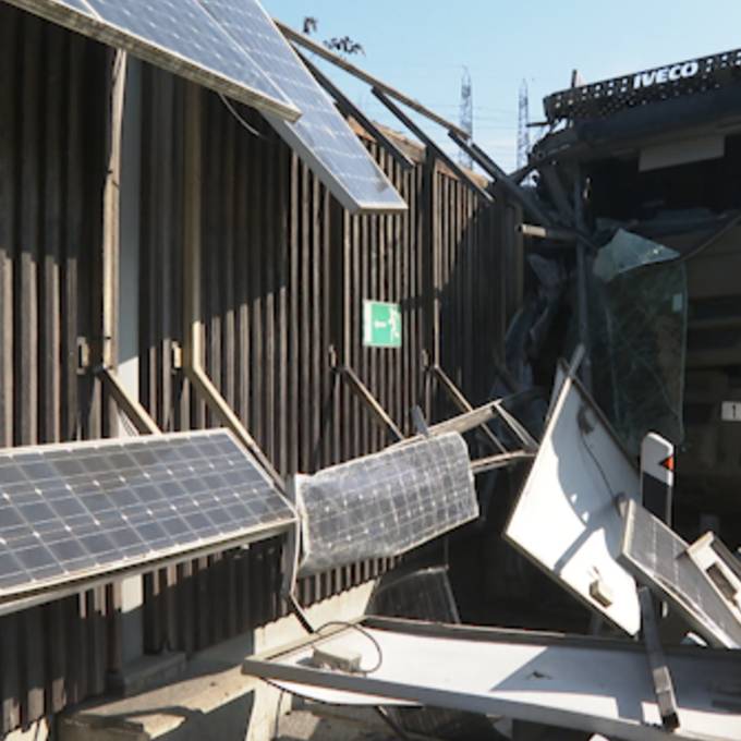 Militärlastwagen kracht in Leitplanke und beschädigt Photovoltaikanlage