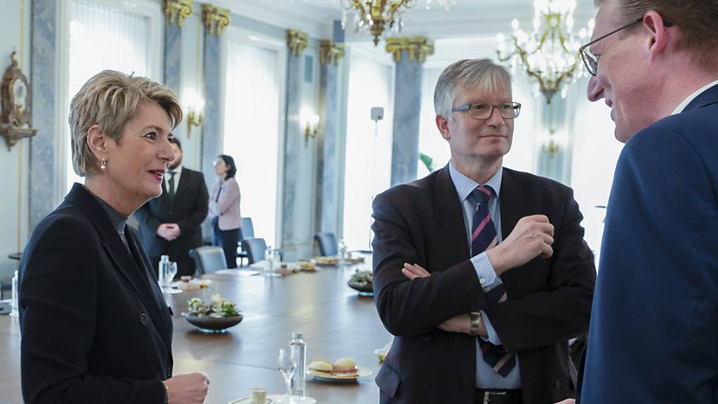Bundesrätin Karin Keller-Sutter, links, Roland Müller Direktor Arbeitgeberverband, Mitte, und Adrian Wüthrich, Präsident Travailsuisse beim Treffen der Sozialpartner in Bern.