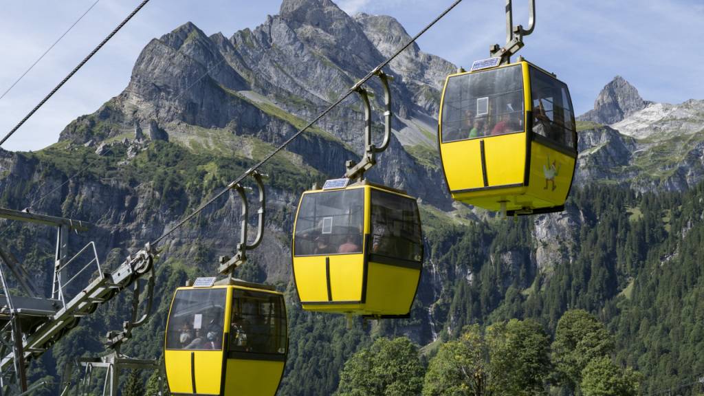 Schneemangel wegen des Klimawandels hält viele Gäste von einem Besuch in Braunwald ab. Die Sportbahnen kämpfen schon seit Längerem mit finanziellen Problemen. (Archivbild)
