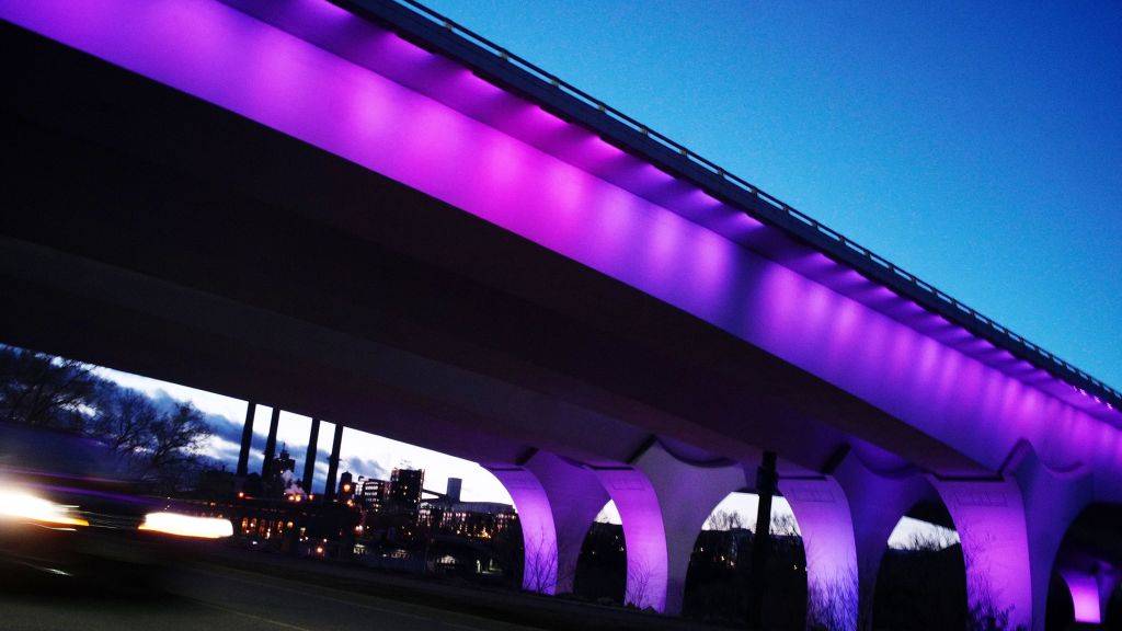 Die 35W Brücke in Minneapolis leuchtet anlässlich des ersten Todestages des Sängers Prince in lila und gemahnt so an Prince' grössten Hit «Purple Rain».