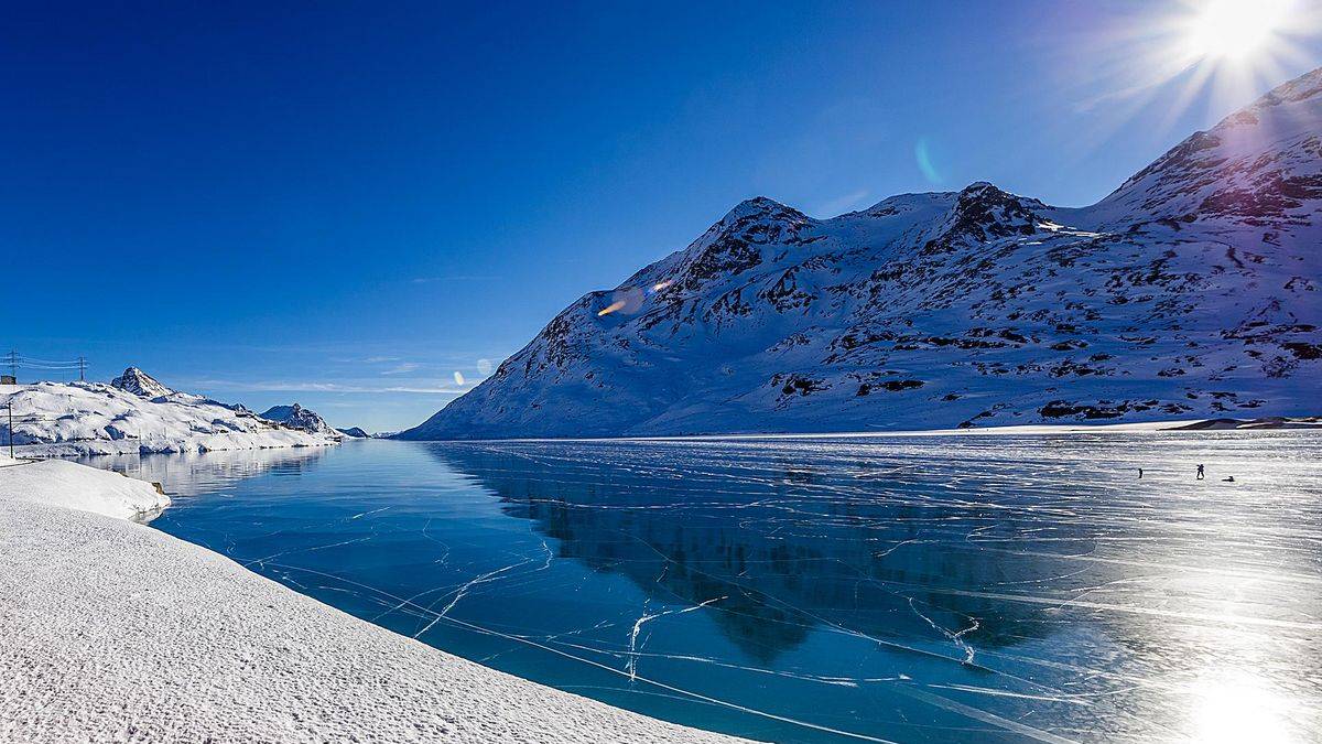 Der zugefrorene Lago Bianco auf dem Bernina Pass.