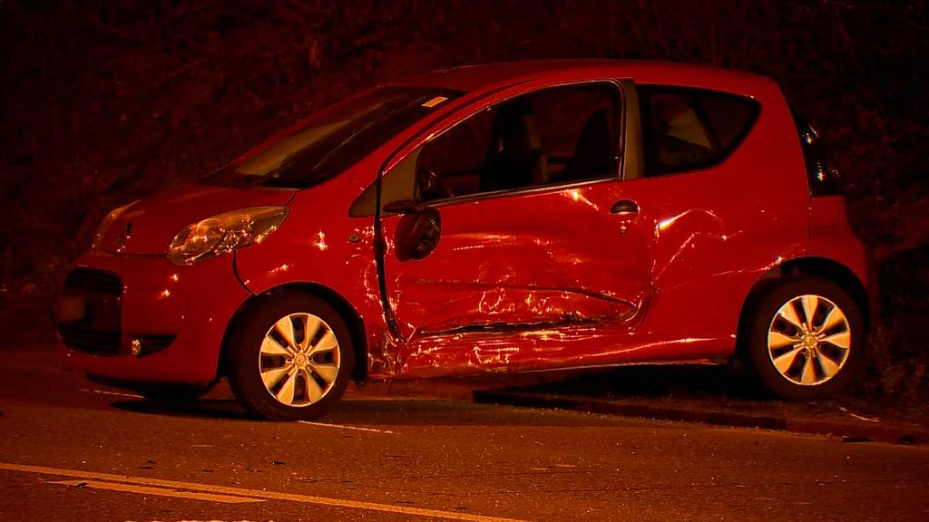 Weiningen (ZH): Autos seitlich kollidiert - zwei Verletzte