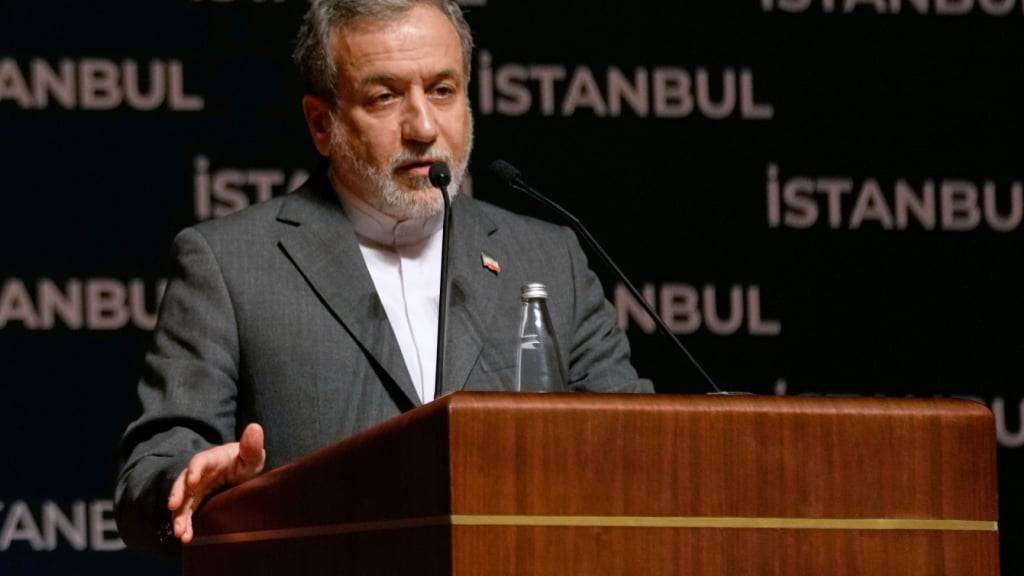 Der iranische Außenminister Abbas Araghtschi spricht nach US-Angriffen auf iranische Atomanlagen. Foto: Khalil Hamra/AP/dpa