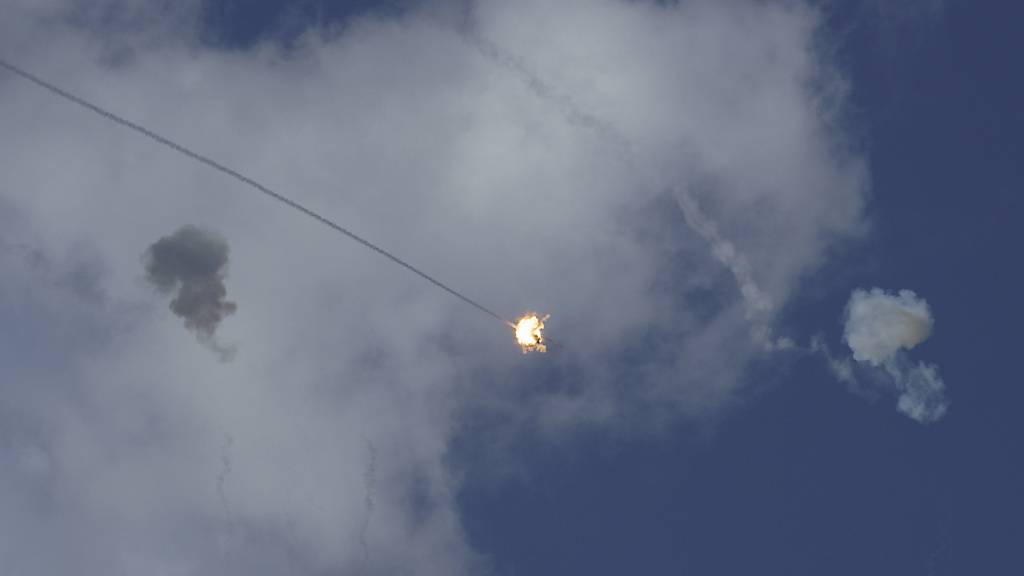 ARCHIV - Das israelische Luftabwehrsystem Iron Dome feuert, um eine aus dem Gazastreifen abgefeuerte Rakete abzufangen. Foto: Leo Correa/AP/dpa