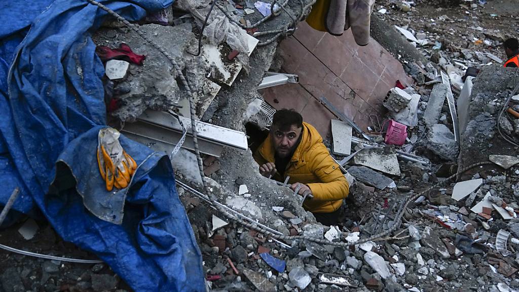 Zahl der Todesopfer nach Erdbeben steigt auf über 4200