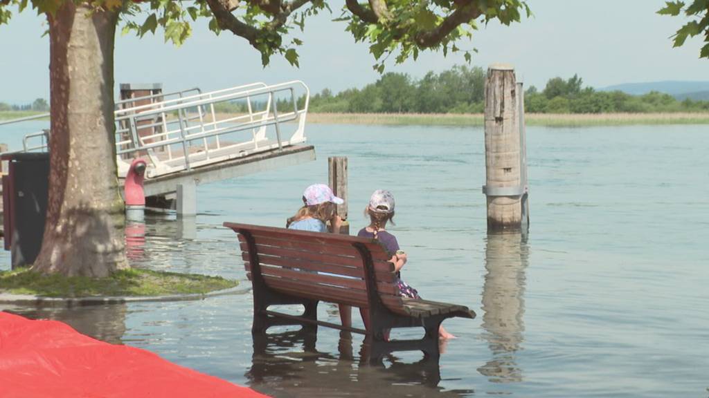 Schlauchdämme ausgerollt: Gottlieben kämpft gegen den Bodensee