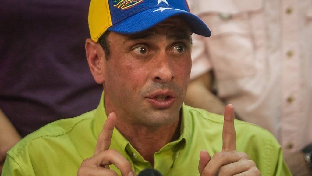 «Mission erfüllt»: Venezuelas Oppositionsführer Henrique Capriles spricht vor den Medien in Caracas über das Abwahl-Prozedere Maduros.