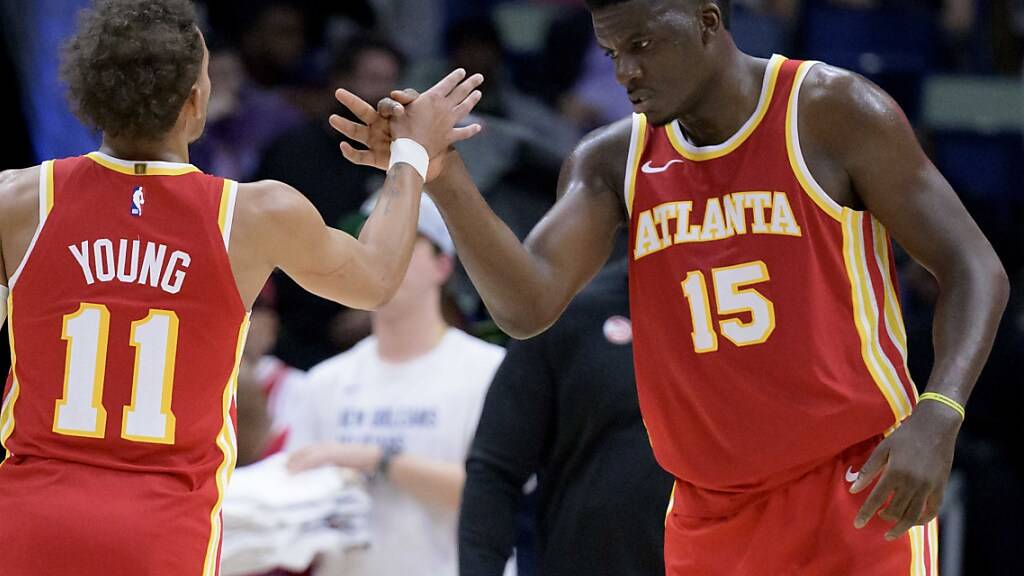 Clint Capela (Nummer 15) nach einer überzeugenden Leistung beim Handschlag mit dem Teamkollegen