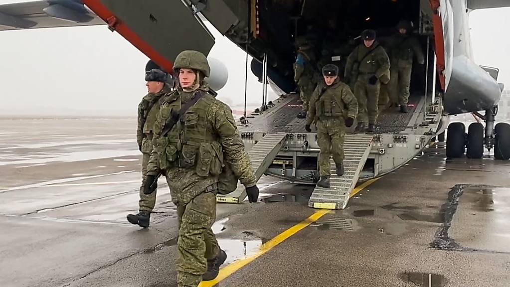 Das Bild der Staatsagentur Tass zeigt russische OVKS-Friedenstruppen, die bei der Ankunft in Kasachstan aus einem der neun russischen IL-76-Militärtransportflugzeuge aussteigen. Foto: Russian Defence Ministry/dpa