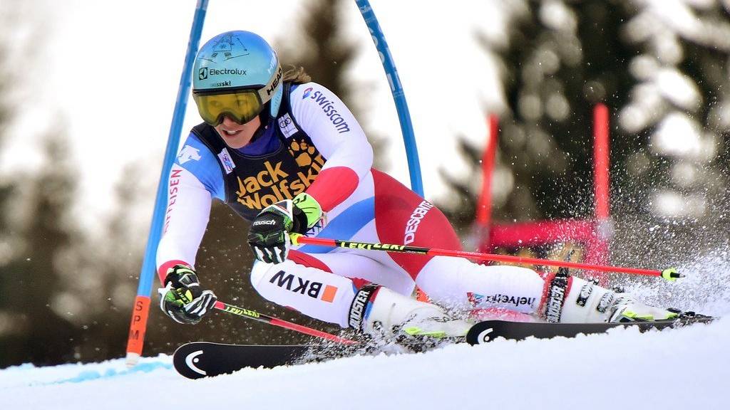 epa06419994 Wendy Holdener of Switzerland in action during the first run of the Women's Giant Slalom race at the FIS Alpine Skiing World Cup in Kranjska Gora, Slovenia , 06 January 2018.
