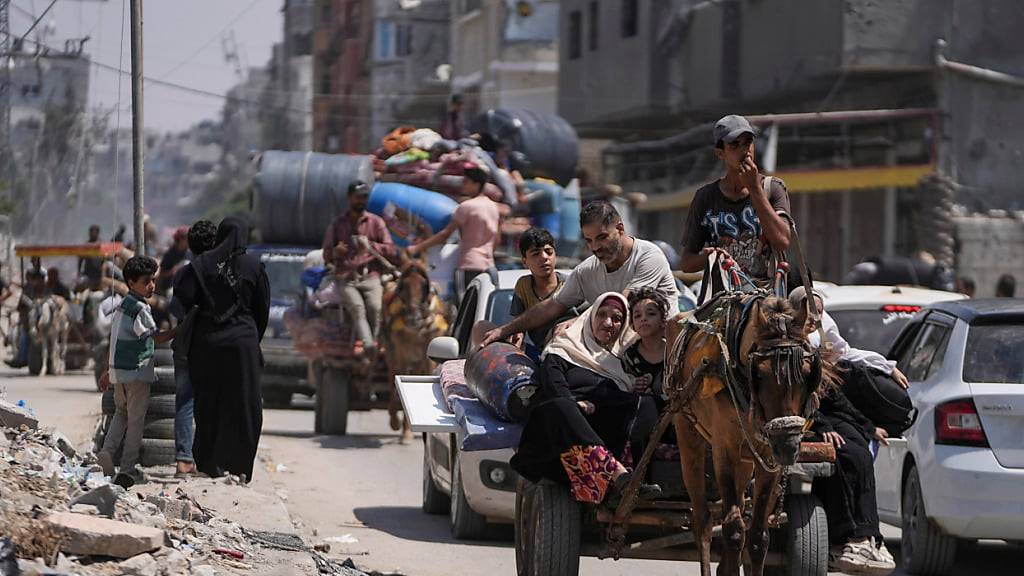 Palästinenser verlassen das Flüchtlingslager Maghazi im zentralen Gazastreifen aufgrund einer vom israelischen Militär angeordneten Massenevakuierung im Vorfeld einer Operation. Foto: Abdel Kareem Hana/AP/dpa