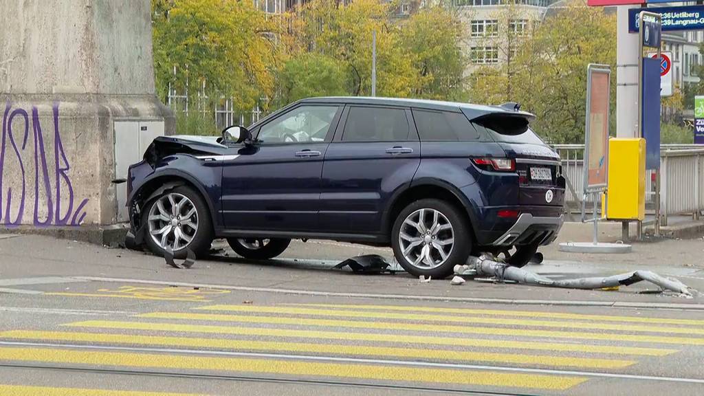 80-jähriger Autofahrer erfasst Velo und Töff beim Bahnhof Selnau