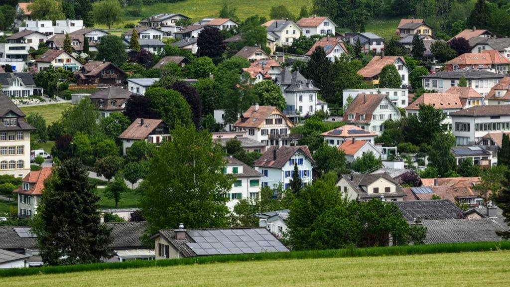 Um bis 2050 60 Prozent des Schweizer Strombedarfs aus neuen erneuerbaren Energiequellen zu decken, muss die Kapazität der Solarstromanlagen laut einem Bericht vervierfacht werden. (Archivbild)