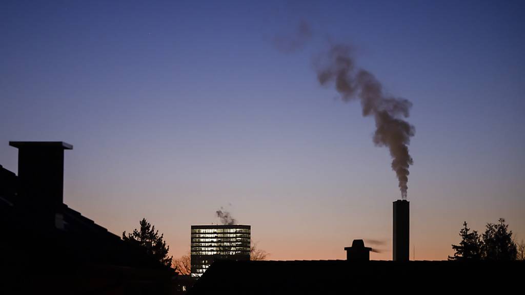 Emissionsintensive Unternehmen können sich von der CO2-Abgabe befreien lassen. Die Eidgenössische Finanzkontrolle (EFK) fordert dafür aber strengere Anforderungen. (Themenbild)