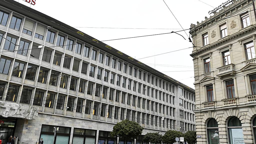 Die Credit Suisse und die UBS am Zürcher Paradeplatz. Laut gerüchten sollen die beiden Grossbanken eine Fusion planen. (Symbolbild)