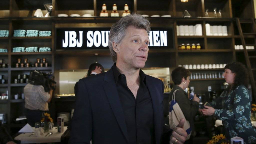 Jon Bon Jovi kämpft gegen die Probleme im eigenen Land: Der Musiker eröffnete in New Jersey ein Zentrum gegen den Hunger, in dem bedürftige Menschen essen und sich beraten lassen können.