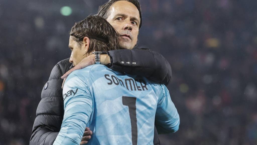 Yann Sommer bekommt die Glückwünsche von Trainer Simone Inzaghi nach einem weiteren Spiel ohne Gegentor