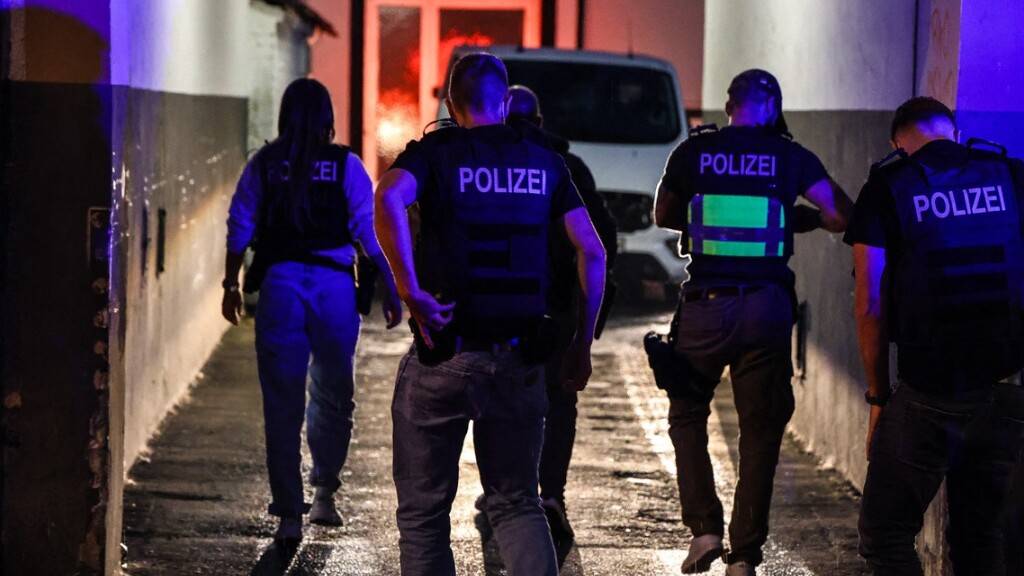Polizei und SEK-Beamte sind in Hagen im Einsatz. Nach einem nachrichtendienstlichen Hinweis hat die Polizei Dortmund mit Unterstützung von Spezialeinsatzkräften drei Männer in Unna und Hagen in Gewahrsam genommen. Foto: Alex Talash/dpa