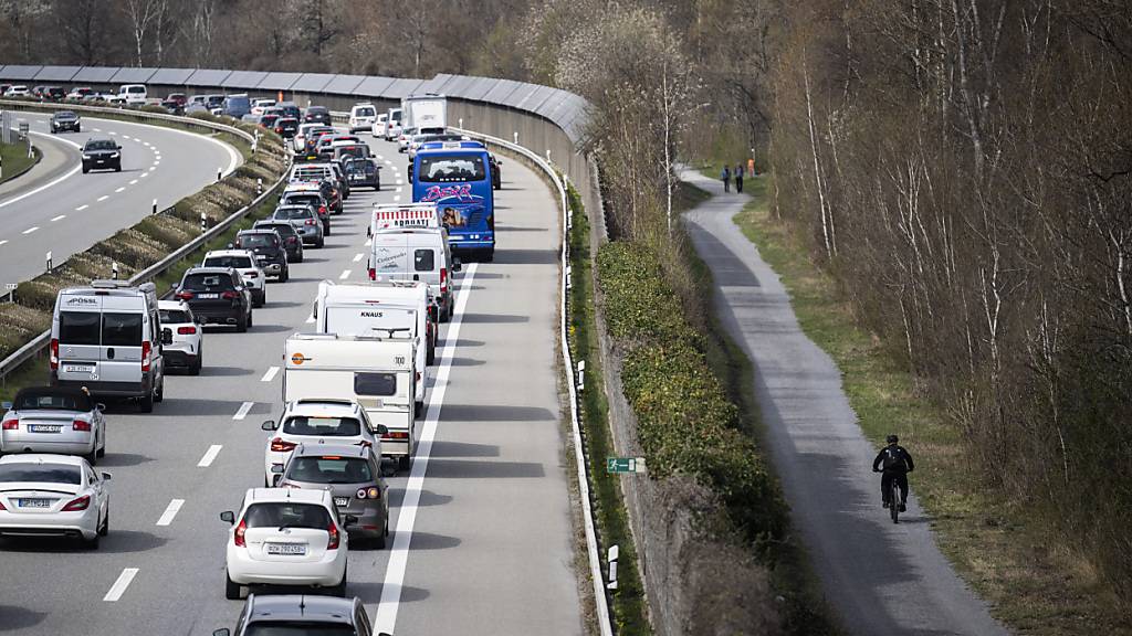 Während der Ferienzeit kommt es auf der Autobahn A13 immer wieder zu Staus. Ein Teil des Verkehrs weicht dann auf die Dörfer entlang der Autobahn aus. Betroffen ist auch Bad Ragaz. (Archivbild)