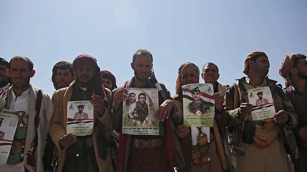 Huthi-Rebellen halten Plakate ihrer Verwandten während einer Trauerprozession für Huthis, die bei den jüngsten Kämpfen mit Kräften der von Saudi-Arabien unterstützten international anerkannten Regierung des Jemen getötet wurden. Foto: Hani Mohammed/AP/dpa