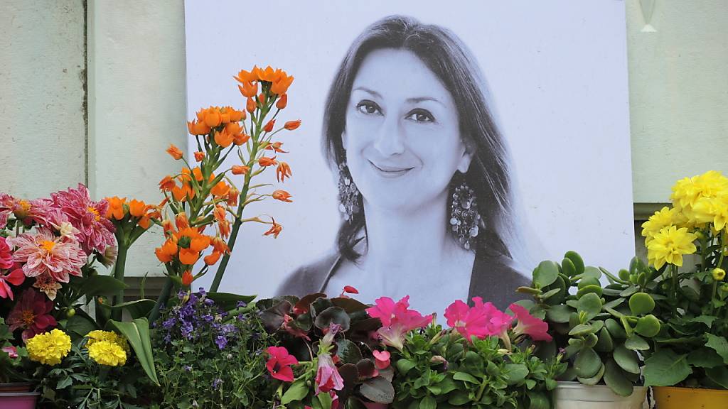 Kerzen und Blumen stehen im Gedenken vor einem Foto der ermordeten maltesischen Journalistin Daphne Caruana Galizia vor dem Justizpalast.