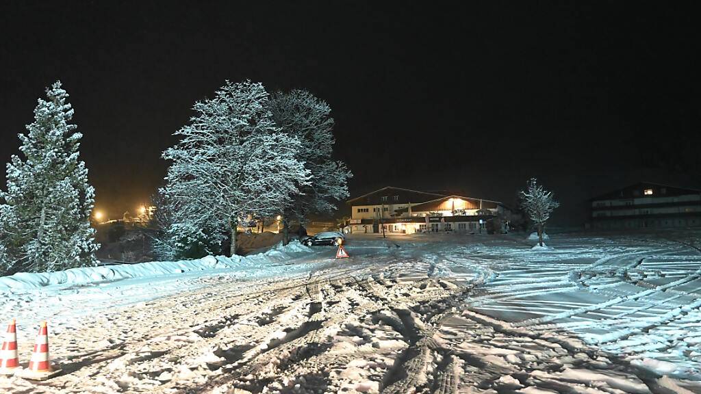 Der 20-jährige Autofahrer verlor beim Driften auf diesem Parkplatz die Herrschaft über das Auto und verunfallte. Seinen 24-jährigen Beifahrer liess er sterbend im Fahrzeug zurück.