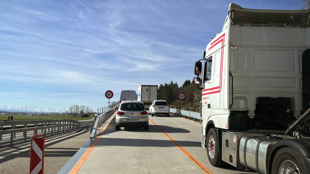 Die Rampen der «Astra-Bridge» bei der Sanierung der Autobahn A1 werden verlängert. Das soll vor allem Lastkraftwagen helfen. Ein neuer Einsatz der mobilen Baustellenbrücke ist erst für 2024 geplant. (Archivbild)