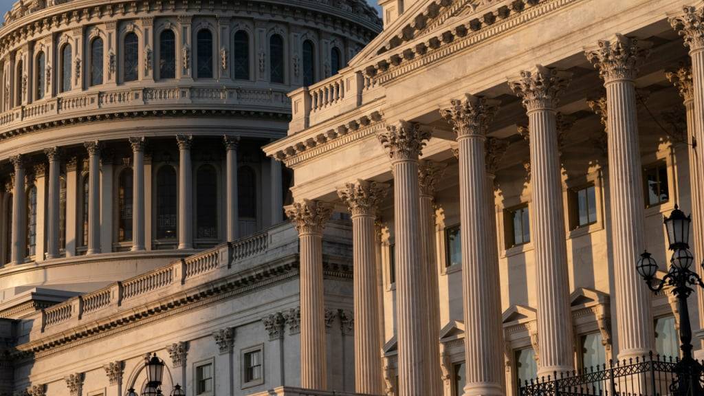 ARCHIV - Blick auf das Friedensdenkmal und die Kuppel des US-Kapitols bei bewölktem Himmel. Foto: J. Scott Applewhite/AP/dpa