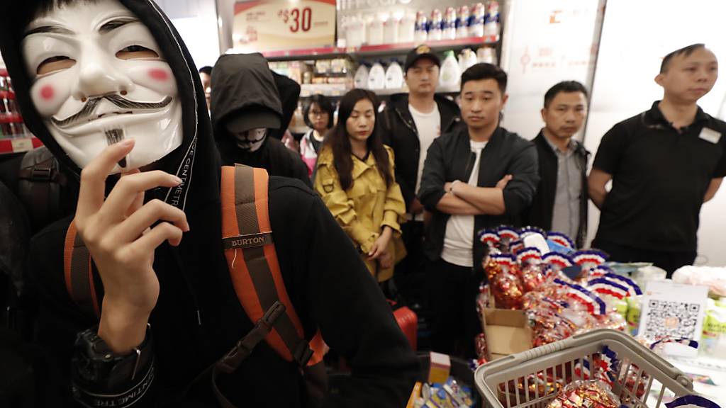 Protestierende in einem Einkaufszentrum in der Nähe der Grenze Hongkongs zum chinesischen Festland.