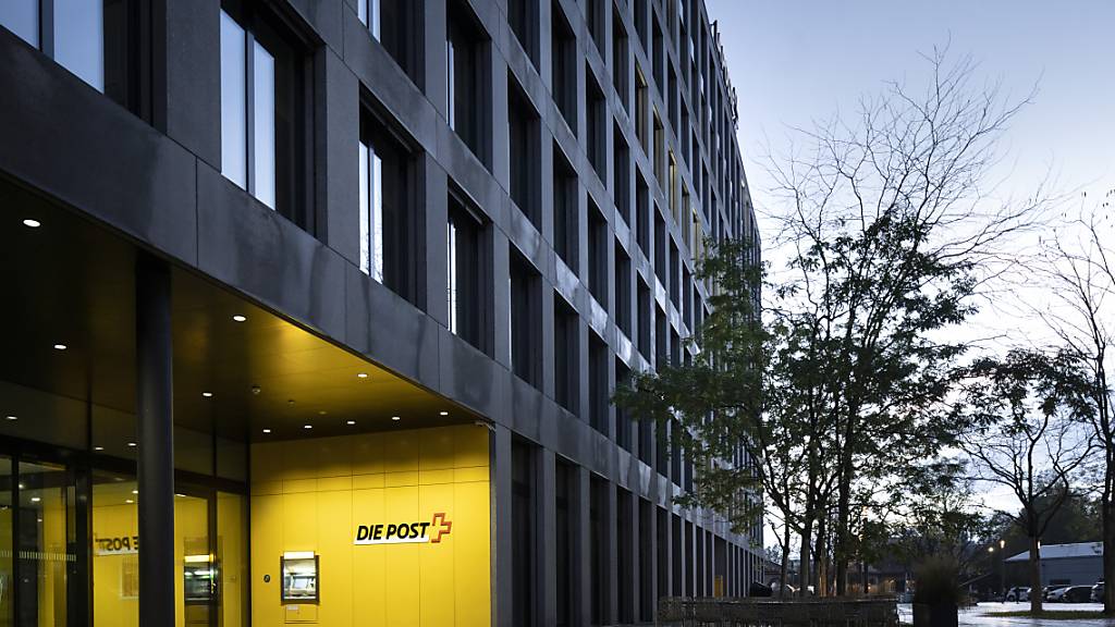 Die Post will ihre Bürostandorte schrittweise in regionalen Hubs zusammenlegen. (Archivbild)