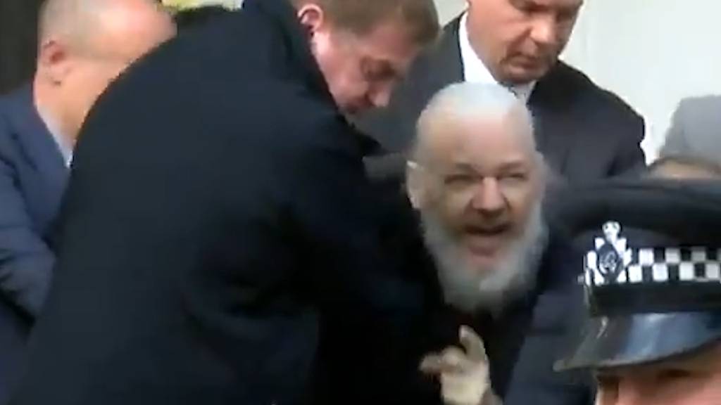 Hier wird Julian Assange aus der Botschaft gezerrt