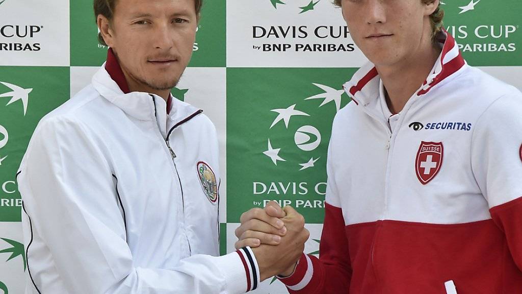 Der Genfer Antoine Bellier (rechts) bestreitet das erste Davis-Cup-Einzel gegen den Usbeken Denis Istomin