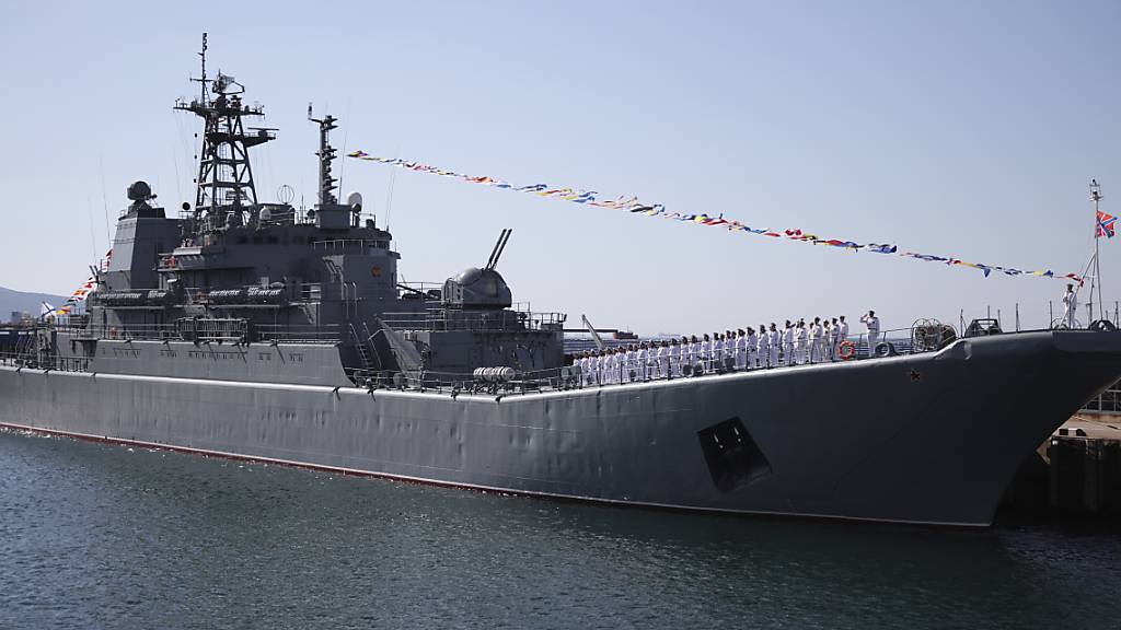 Das Landungsschiff «Olenegorski gornjak» liegt am 30. Juli im Hafen von Noworossijsk. Foto: Uncredited/AP/dpa