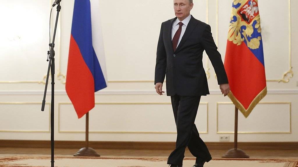 Wladimir Putins rechter Arm schwingt beim Gehen kaum mit - wohl eine Folge des KGB-Schiesstraining, mutmassen Wissenschaftler. (Archiv)